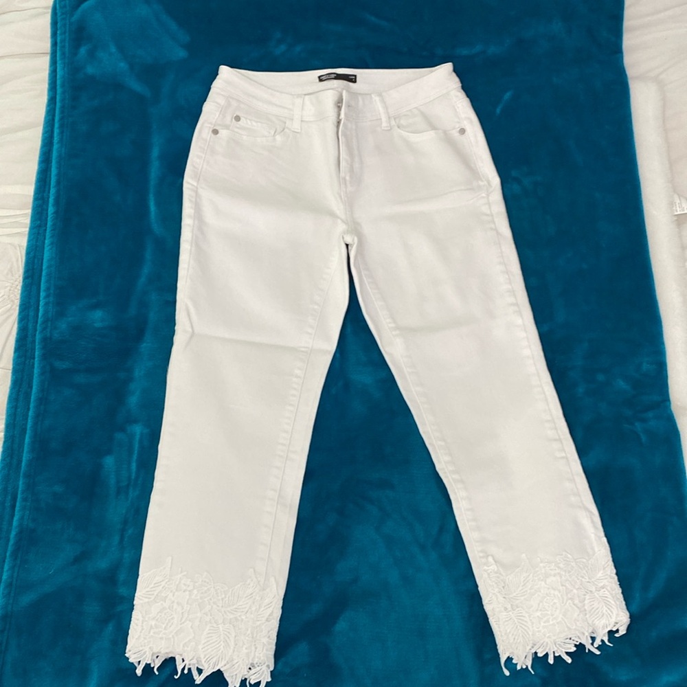 NWOT Simply Vera Wang. Women's White Lace Hem Capri Jeans